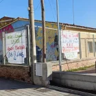 Pancartes reivindicatives davant de l’escola. - R. B.