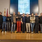 Poetes i organitzadors van posar ahir abans de l’inici de la primera ponència a l’Institut d’Estudis Ilerdencs de Lleida. - PAU PASCUAL PRAT