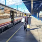 Un passatger es dirigeix a un tren de l’R14 cap a Vinaixa que ahir va sortir de l’estació de Lleida-Pirineus. - A. BATLLE