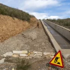 La humitat ha esquerdat els sòls sobre els quals discorre el canal del sobreeixidor de la presa. - AJUNTAMENT DE TORRELAMEU