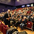 El conseller Albert Dalmau, dirigiéndose al escenario de la sala La Lira de Tremp, donde se celebra la jornada.