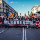 Capçalera de la manifestació per denunciar la situació de Rodalies, aquest dissabte a Barcelona.