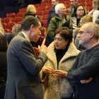 El conseller Ordeig xarra amb dos assistents a la jornada.