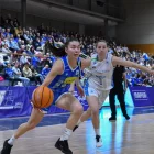 Gonzales intenta anar-se’n del marcatge de Spreafico en un Palau d’Esports pràcticament ple. - AGUSTÍ PEÑA