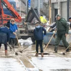 Veïns buidant aigua a Huétor-Tájar (Granada) davant l’arribada d’una nova jornada d’intenses pluges. - EFE