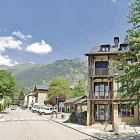 La travessia de l’LV-5004 al seu pas pel centre d’Espot. - A. E.