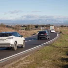 Cotxes circulant pel tram de l’L-311 on es faran les obres. - JORDI BONILLA