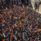 Milers de persones van prendre la plaça Sant Jaume de Barcelona per acabar la protesta convocada per l’ANC, la que va reunir més manifestants. - JORDI BORRÀS/ACN