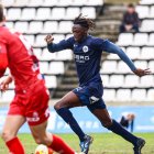 Un jugador de l'Atlètic Lleida progressa amb la pilota.