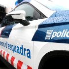 Pla de detall del lateral d'un dels nous vehicles dels Mossos d'Esquadra presentats al Complex Egara, el dia 11 de novembre de 2021.
