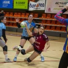 Carmen Esparza caient mentre intenta disparar a porteria. - PAU PASCUAL PRAT