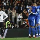 Mbappé i Asencio celebren, mentre Correia, del València, es lamenta. - EFE