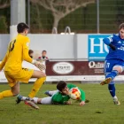 Marc Scuri posa a prova el porter local Fàbregas en la primera ocasió del partit per al Mollerussa. - JOSEP M. RIBES