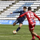 Joan Campins carrega la cama per rematar des de la frontal de l’àrea. - INGRID SEGURA