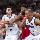 Melvin Ejim, defensat per Reyes i Olinde. - JAVI ENJUANES