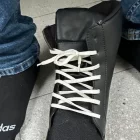 La bota amb la càmera del mòbil situada al forat de la dreta. - MOSSOS D’ESQUADRA