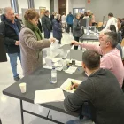 Una ciutadana exerceix el seu dret al vot, ahir a Binèfar. - E.B.D.