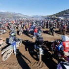 Centenars de pilots, la majoria de la categoria Friends, moments abans que es donés la sortida a la prova reina d’ahir. - MIQUEL ROVIRA