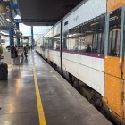Un tren Rodalies aturat a l'estació de Lleida aquest dilluns a primera hora del matí.