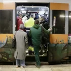 Usuaris agafen un tren abarrotat a l’estació de Mataró. - ACN