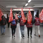 Un grup de manifestants a l’estació d’Atocha. - EFE/FERNANDO VILLAR