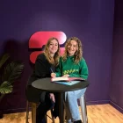 Maria Fernández (dreta), en una firma de discos amb fans. - SONOPRO 360