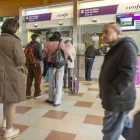 Cues de viatgers afectats per la vaga ahir a l’estació de Lleida.