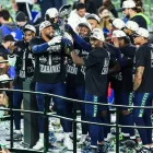 Els jugadors dels Seattle Seahawks aixequen el trofeu Vince Lombardi com a campions de l’NFL. - EUROPA PRESS