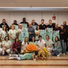 Representants de l’Hiopos i el Robles Lleida van visitar ahir l’aula hospitalària de l’Arnau de Vilanova amb l’equipació especial. - FORÇA LLEIDA