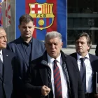 Joan Laporta i alguns directius, sortint ahir de la junta. - EFE