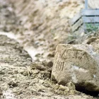 Aquest altre mil·liari va ser trobat al costat del camí entre Almacelles i Esplús el 2000. - SEGRE