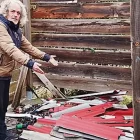 Antonio Graell tira la brossa en un contenidor sense identificació. - A.G.