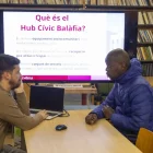 El tinent d’alcalde, Carlos Enjuanes, informa un veí dels detalls del hub de Balàfia.