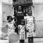 María Ferrer Ferrer, que feia barrets, amb tres de les seues filles. - CEDIDA PER MARC SOLANES