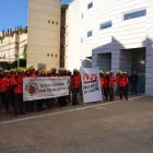 Bombers voluntaris el 21 de novembre quan van presentar la demanda al jutjat del Canyeret. - AMADO FORROLLA