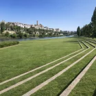 Imatge virtual que mostra com quedaria el parc de la canalització després de rebaixar el marge esquerre i habilitar escales naturals. - JORDI ECHEVARRIA