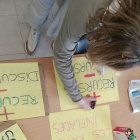 Pancartes i cartells- Diversos centres educatius de Lleida van preparar ahir pancartes i cartells per protestar a la vaga d’avui amb consignes com <i>“</i>defensem l’educació pública” o <i>“</i>no estem de carnaval, estem de funeral<i>”. </i>A l’institut Ribera del Sió d’Agramunt, els professors es van concentrar ahir per exigir millors ràtios, més recursos, menys burocràcia i la participació de la comunitat educativa en els nous currículums educatius.