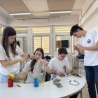 Els quatre alumnes de l’Institut de Tremp, acabant de confeccionar el coet amb què es presentaran al concurs. - ACN