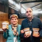 Ana Maria Estop i Josep Lluís Porté, amb els tres guardons. - FÒRUM GASTRONÒMIC DE GIRONA