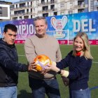 Mario Sampietro, David Romaní i Ivana Teixidó, després de la presentació del torneig al Farrús. - ATLÈTIC SEGRE