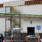 Agents de la Policia Nacional al costat de la planta de Sidenor a Basauri. - EFE/LUIS TEJIDO