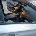 Foto d’un dels cotxes amb els vidres trencats.