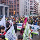 Manifestantes marchan desde el Paseo del Prado hasta el Ministerio de Agricultura convocados por Unión de Uniones de Agricultores y Ganaderos y la Unión Nacional de Asociaciones del Sector Primario Independientes (Unaspi)