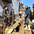 La revisió de les obres de clavegueram que s’estan executant. - A.A.