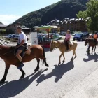 Turistes en ruta amb tombs a cavall a l’entorn de Rialp. - EDGAR ALDANA