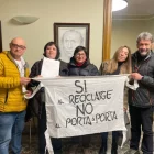 La plataforma va entregar ahir les firmes al consistori i al consell comarcal del Jussà. - P. V.L.P.