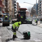 Ultimen la pavimentació de Balmes entre Ricard Viñes i Cervantes - AMADO FORROLLA