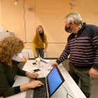 Un pagès votant a les eleccions del 2021 a la Casa de la Cultura de Guissona. - XAVIER SANTESMASSES