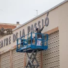 Operaris treballant a l’edifici aquesta setmana. - JORDI BONILLA