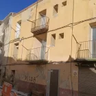 La cases que es tiraran estan ubicades als números 8 i 10 del carrer La Parra. - A.A.